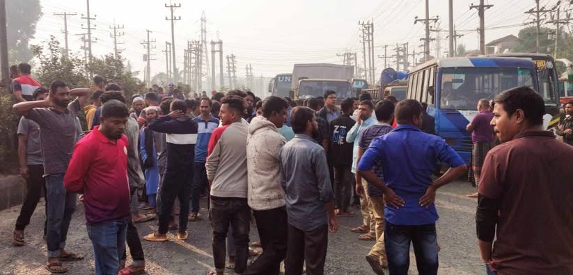 ভালুকায় বকেয়া বেতনের দাবিতে মহাসড়ক অবরোধ